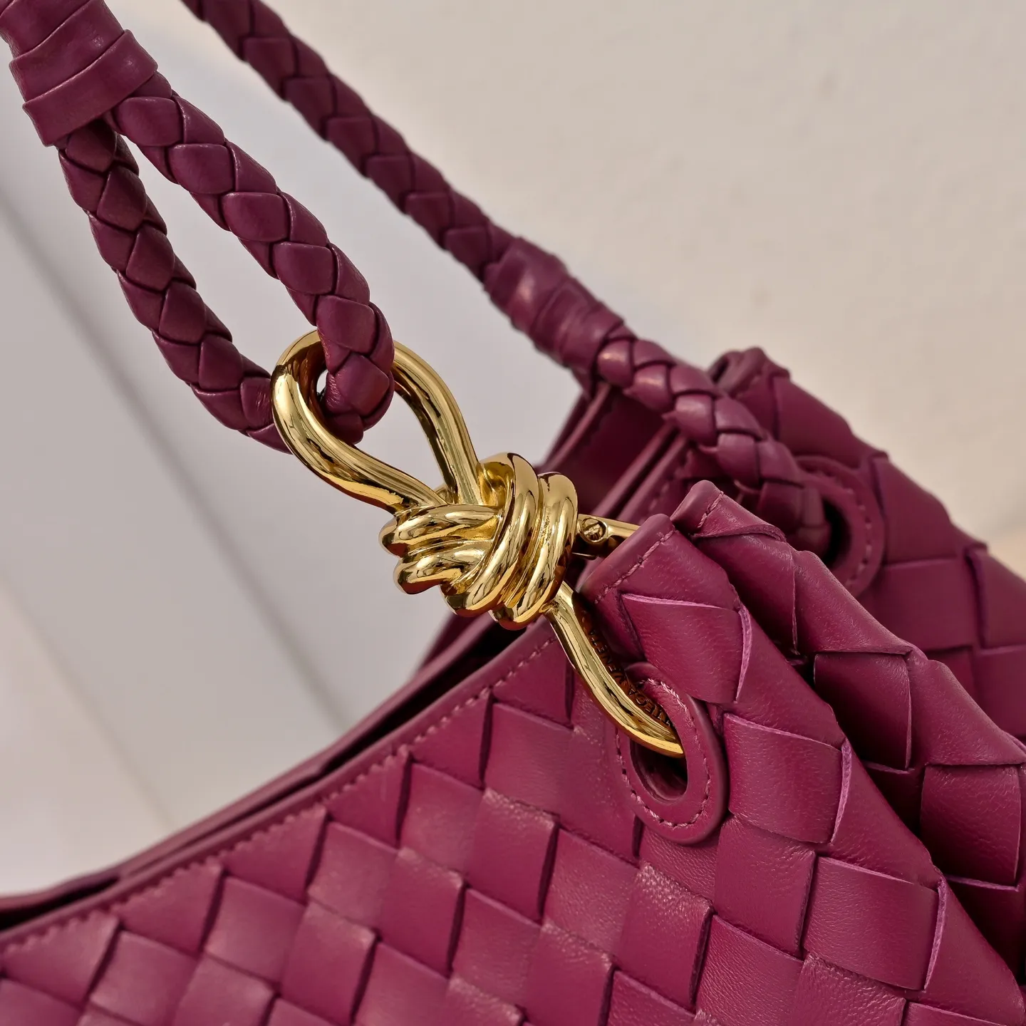 Batch 2060 BOTTEGA VENETA 2025 Autumn New Product Medium Parachuta The long-awaited new medium parachuta is here, with a unique appearance and iconic metal knots, and a whole piece of leather folds the four corners into a parachute shape! The exquisite Knot metal buckle is like putting jewelry on a bag. It is high-end and elegant. Its super capacity can hold all your things! The overall effect of this bag is very different from before. It is neither too delicate to provide a large capacity nor too bulky because of its practicality. It simply provides a perfectly suitable bag for casual and simple people👜 Style number: 5921 Size: 29.5*18.5*17.5cm